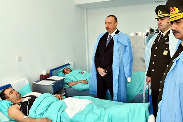 Aliyev yaralı askerleri ziyaret etti
