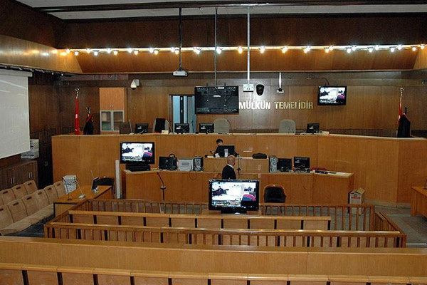 Cumhuriyet'in Davutoğlu'na açtığı dava reddedildi