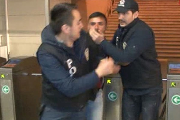Metrobüs durağında polisi görünce hapları yuttu