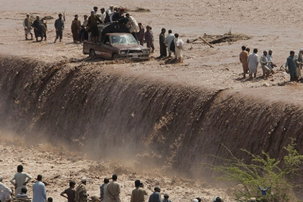 Pakistan'da yağışlar 212 can aldı