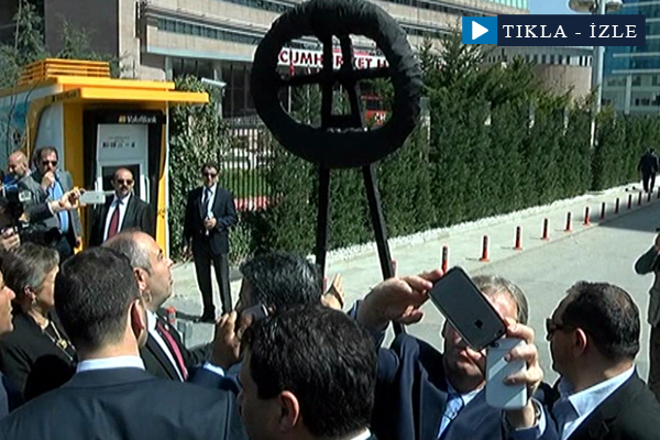 AK Parti’den CHP’ye siyah çelenk