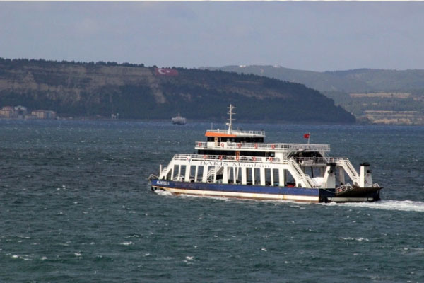 Çanakkale'de yolcu feribotu karaya oturdu