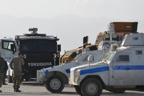 Yüksekova'da bina çöktü: 3 asker yaralı