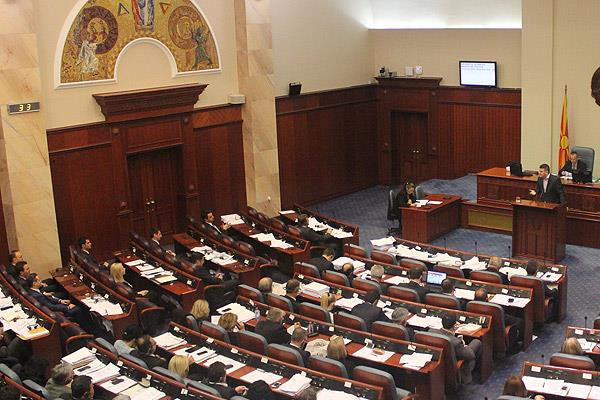 Makedonya'da iki bakan istifa etti