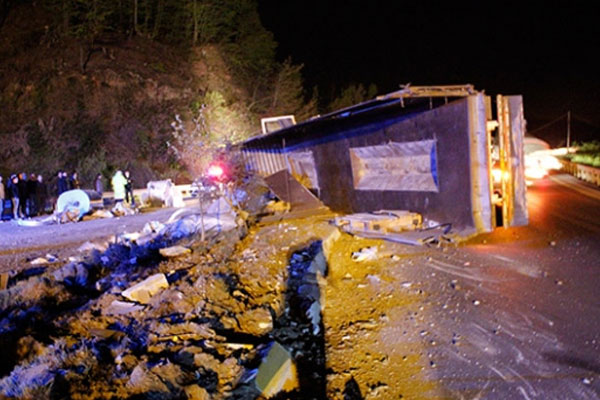 Düzce'de TIR devrildi