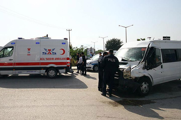 Çevik kuvvet minibüsü kaza yaptı: 7 polis yaralı