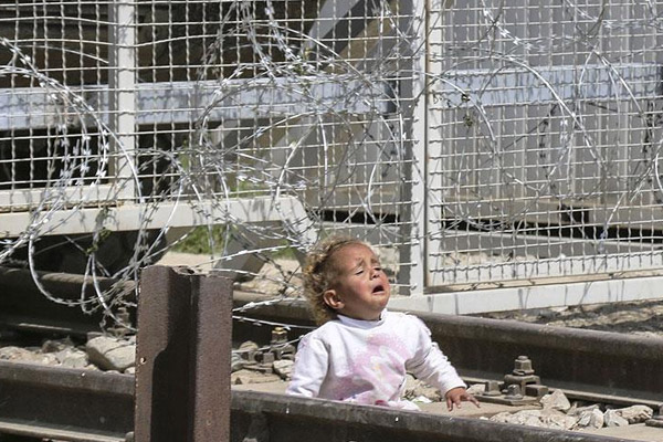 Sığınmacılar tel örgüleri yıkmaya çalıştı