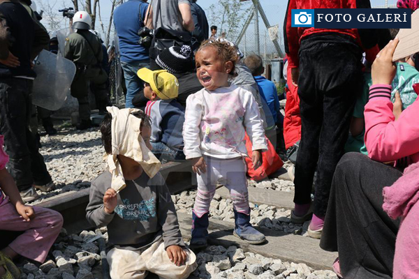 Mülteciler tel örgüleri yıkmaya çalıştı