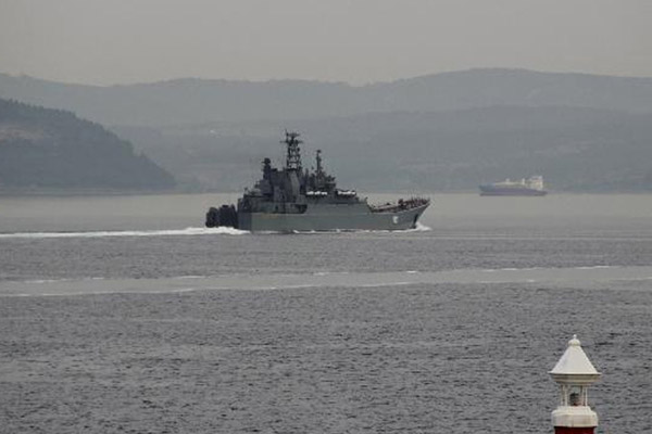 Rus savaş gemisi Boğaz’dan geçti