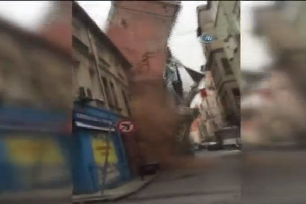Beyoğlu’nda 5 katlı bina çöktü