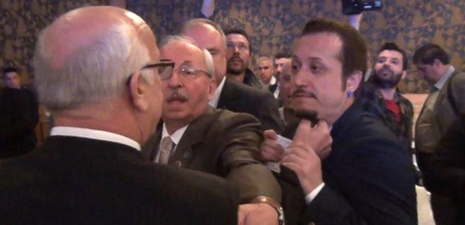 Belediye başkanı gazetecinin boğazını sıktı!