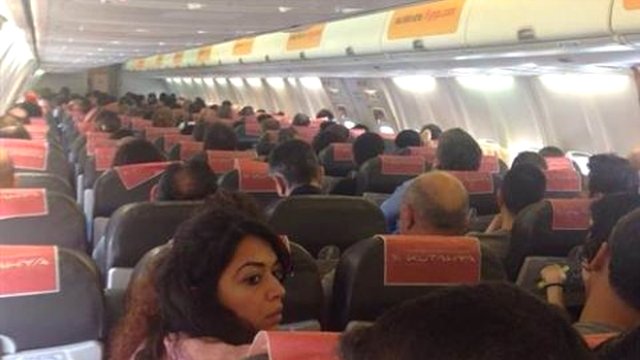 Uçaktan inmek isteyince ortalık karıştı