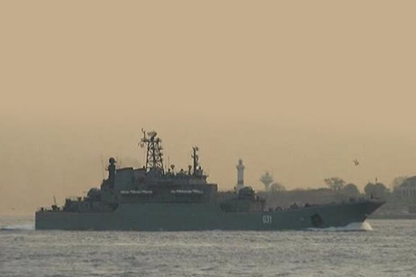Rus savaş gemisi Boğaz’dan geçti