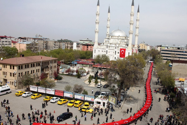 Iğdır’da dev Türk bayrağıyla yürüyüş