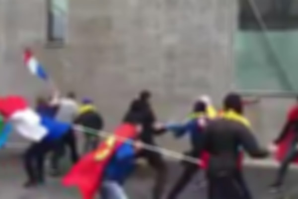 Paris'te gösteri yapan Azerbaycan vatandaşlarına, PKK flamalarıyla saldırdılar