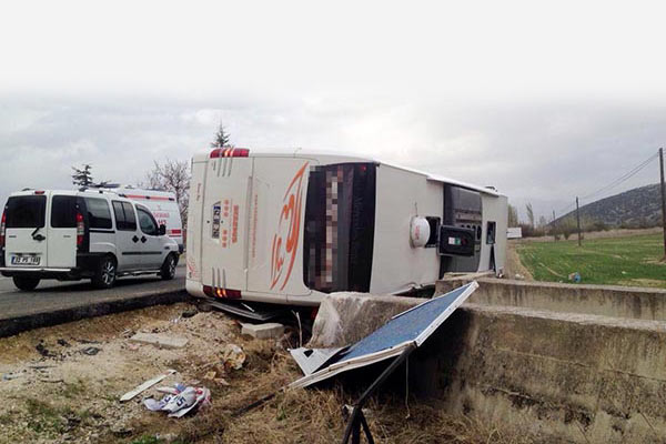 Otomobille otobüs çarpıştı: 1 ölü 39 yaralı