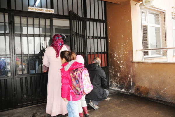 Van'da ilkokula bomba atıldı