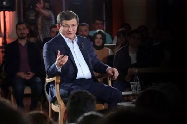 Davutoğlu'na soruldu: 'Sosyal medyayı neden kapatıyorsunuz?'
