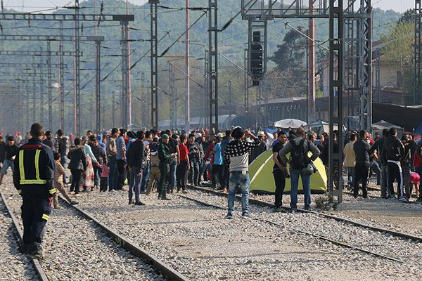 İdomeni'de sığınmacılar demiryolunu kapattı