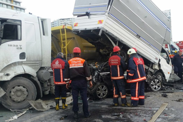 İstanbul’da zincirleme kaza: 1 ölü