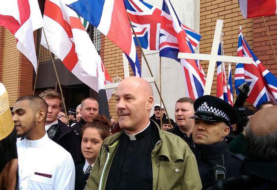 İngiliz ırkçılar camii protestosu düzenledi