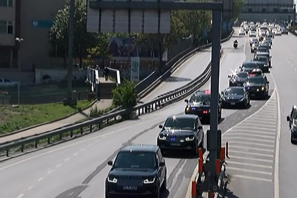 Kral Selman’a 100 araçlık dev konvoy