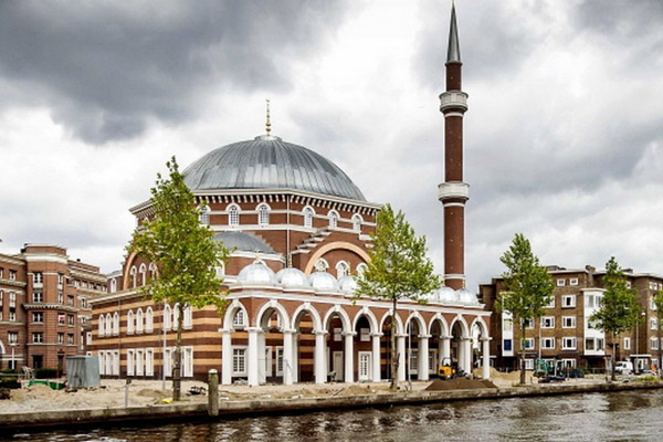Hollanda'da Ayasofya Camii ibadete açıldı
