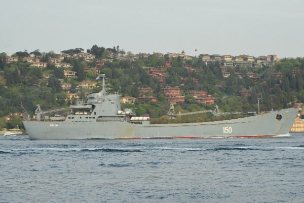 Kamufle edilmiş Rus Savaş Gemisi, Boğaz'dan geçti