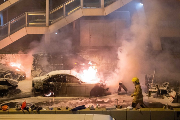 Hong Kong'da halk, yerel seçime gidiyor