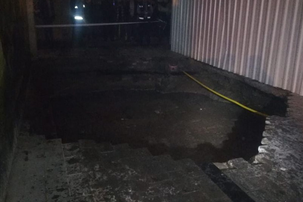 İzmir’de yol çökmesi: 3 kişi çukura düştü