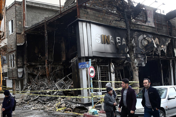 İran'daki gösterilerde bilanço artıyor: 900'den fazla banka şubesinin zarar gördü