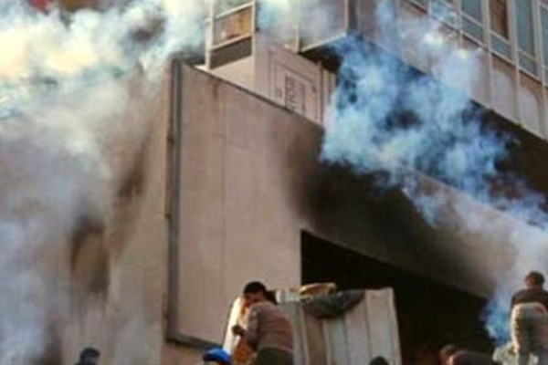 Irak'ta şiddet olayları devam ediyor: Protestocular valilik binasını ateşe verdi