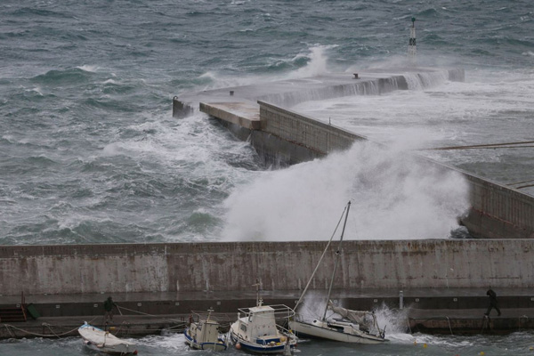Yunanistan'da tekne battı: 1 ölü, 1 kayıp