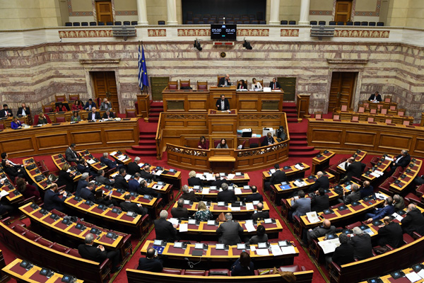 Yunanistan'da anayasanın bazı maddelerinde değişiklik