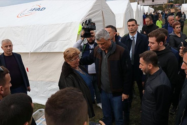 Kosova Cumhurbaşkanı'nın ziyareti sırasındaki deprem paniğe yol açtı