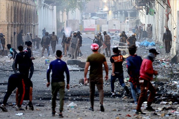 Irak'ta göstericiler İran Başkonsolosluğunu ateşe verdi