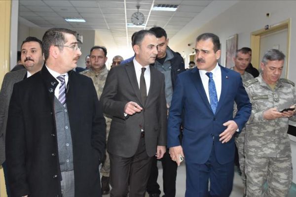 Hakkari Valisi Akbıyık'tan yıldırım düşmesi sonucu yaralanan askerlere ziyaret
