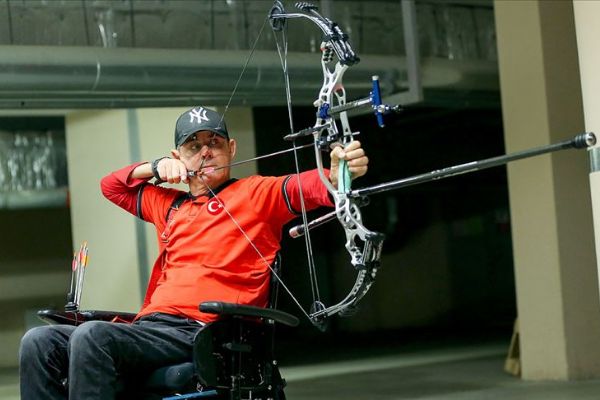 Milli okçu şampiyonalara adliye koridorunda hazırlanıyor