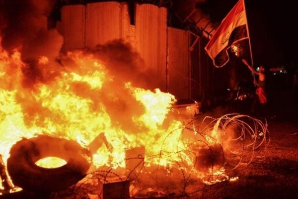 Necef'teki İran konsolosluk binasını ateşe verdi