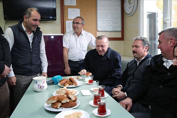 Erdoğan'dan taksi durağına ziyaret