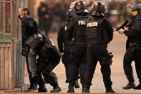 Fransa'da skandal! işaret parmağıyla gökyüzünü gösteren 2 Çeçen gözaltına alındı