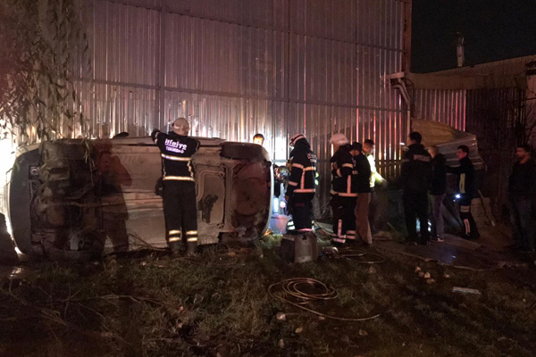 Otomobil dükkana çarptı: Yaralılar var