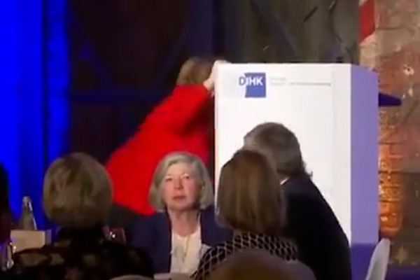 Merkel kürsüye çıkarken yere düştü