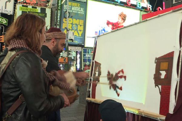 Times Meydanı'nda Karagöz-Hacivat gösterisi