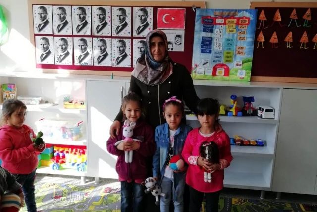 Kursiyerlerden ana sınıfı öğrencilerine oyuncak