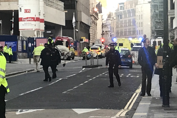 Londra Köprüsü'nde bıçaklı saldırı iddiası