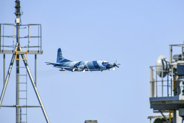 Umman Körfezi'nde tehlikeli yakınlaşma! İran savaş uçağı ABD savaş gemilerinin üzerinden uçtu