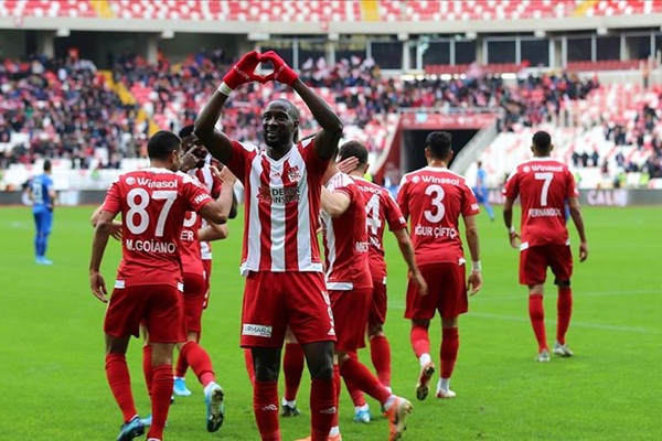Sivasspor sahasında kazandı