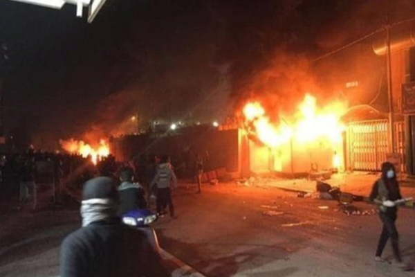 Irak’ta Başbakan’ın istifası tansiyonu düşürmedi; Necef'te türbeyi ateşe veren göstericilere ateş açıldı: 25 yaralı