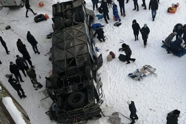 Rusya’da otobüs nehre uçtu: Çok sayıda ölü var